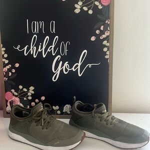 Puma Soft foams Size 8.5 Women